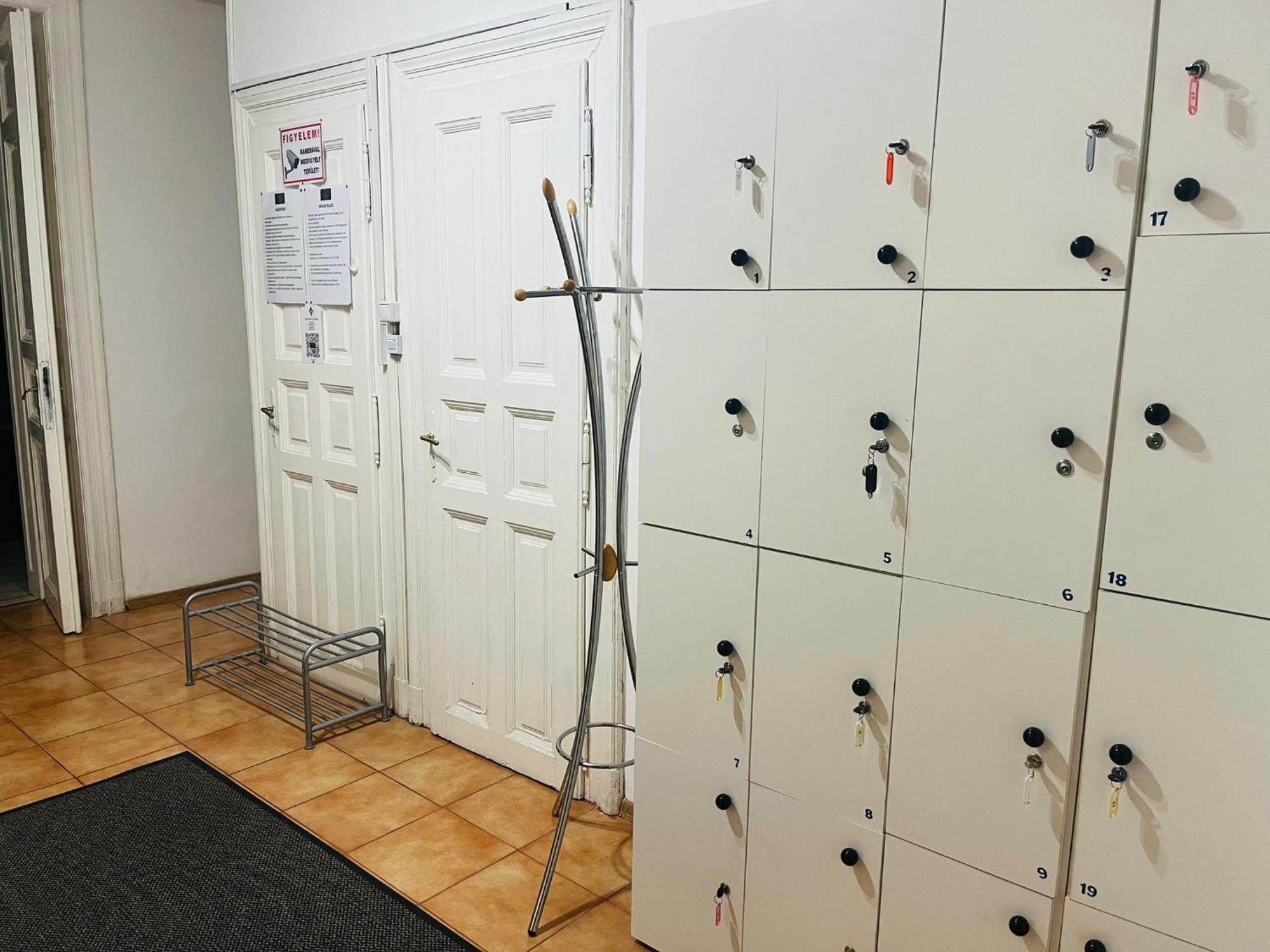 Bobr Krw Stay, Budapest